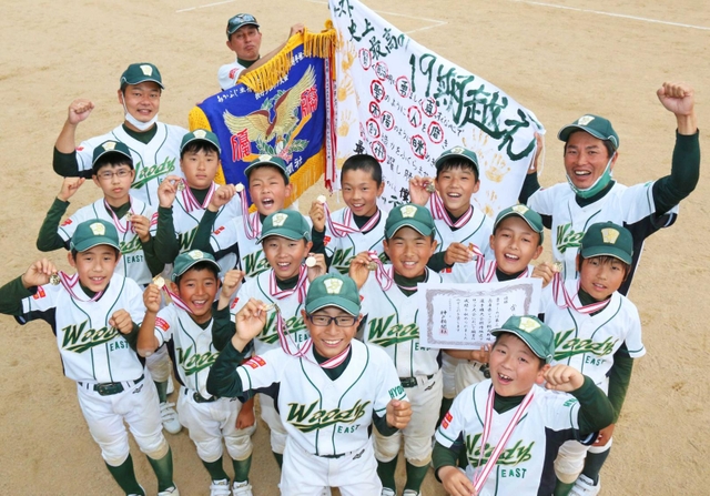 ３年ぶりの優勝を決め、喜ぶウッディボーイズイーストの選手ら＝いずれも今田グラウンド