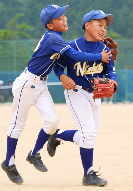 好守が連続し、喜び合う西紀少年野球団の選手