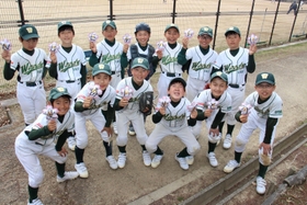優勝したウッディボーイズイースト＝いずれも三田市けやき台２