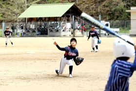 粘りの投球でピンチをしのいだ青垣レンジャーズの塩田希実投手＝春日総合運動公園
