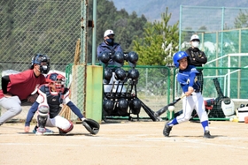 丹波篠山市大会で元気にプレーする小学生ら＝今田グラウンド