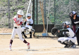 ヒットを打つ味間少年野球団の選手＝丹波篠山総合スポーツセンター