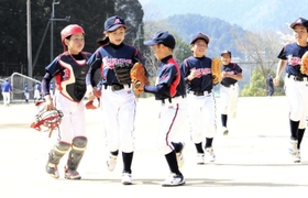 ピンチを切り抜け、ベンチに戻る青垣レンジャーズのナイン＝春日総合運動公園