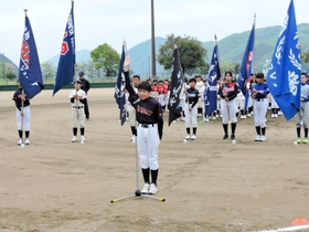 選手宣誓する佐用ＷＨＡＲＰジュニアの田中爽司主将（中央）＝南光スポーツ公園野球場