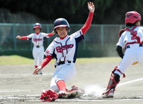 気迫のこもったプレーを見せる選手たち＝洲本市民球場