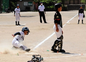 ３年ぶりに熱戦を繰り広げた選手たち＝いずれも今子浦グラウンド