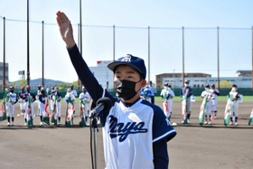 選手宣誓する摩耶少年野球部の森雄飛主将