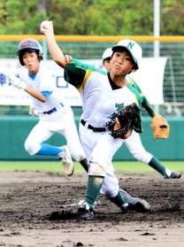 力投する鳴尾東ビクターズの石埜宗佑投手＝甲子園浜野球場