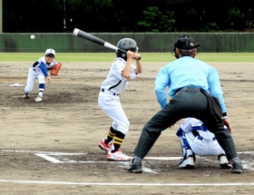 はつらつとしたプレーを見せる選手たち＝洲本市民球場