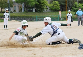 タッチの差でセーフとなり得点を挙げた選手