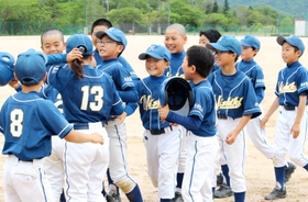 勝利を喜び合う選手たち＝いずれも丹波篠山市今田町今田新田