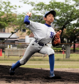 １失点で完投した西脇野球スポーツ少年団の嶋田虎大良投手＝いずれも大池総合公園野球場