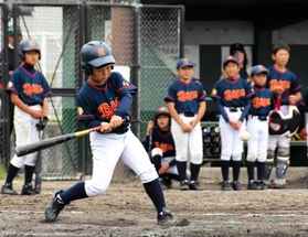 最終回に安打を放つくるみビックスの桝井隆斗主将