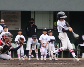 １回戦　ＴＡＫＡＳＨＯ－明石ボーイズＪｒ　コンパクトな打撃を見せたＴＡＫＡＳＨＯ打線＝日岡山公園野球場