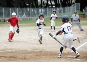 １回戦　播磨少年クラブ－二見フレンズジュニア　送球がそれる間にホームインする二見フレンズの選手＝浜の宮公園グラウンド