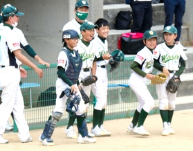 優勝が決まり、笑顔を見せるウッディボーイズイーストの選手ら＝丹波篠山市今田町今田新田（撮影・小森有喜）