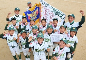 ３年ぶりの優勝を決め、喜ぶウッディボーイズイーストの選手ら＝いずれも今田グラウンド