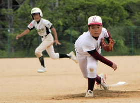 決勝で力投する味間少年野球団の投手＝いずれも今田グラウンド