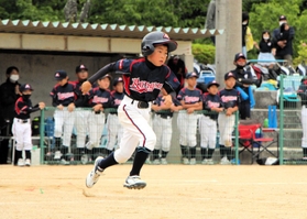 準決勝で一塁へ全力疾走する青垣レンジャーズの選手
