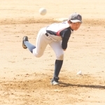 熱戦を繰り広げる球児たち＝三田市けやき台２
