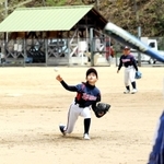 粘りの投球でピンチをしのいだ青垣レンジャーズの塩田希実投手＝春日総合運動公園