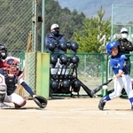 丹波篠山市大会で元気にプレーする小学生ら＝今田グラウンド