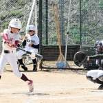 ヒットを打つ味間少年野球団の選手＝丹波篠山総合スポーツセンター