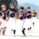 ピンチを切り抜け、ベンチに戻る青垣レンジャーズのナイン＝春日総合運動公園