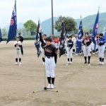 選手宣誓する佐用ＷＨＡＲＰジュニアの田中爽司主将（中央）＝南光スポーツ公園野球場