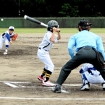 はつらつとしたプレーを見せる選手たち＝洲本市民球場