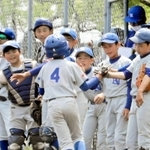 生還したランナーを笑顔で迎える西脇野球スポーツ少年団の選手ら＝大池総合公園野球場