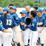 勝利を喜び合う選手たち＝いずれも丹波篠山市今田町今田新田