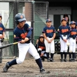最終回に安打を放つくるみビックスの桝井隆斗主将