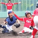 本塁に滑り込む選手＝甲子園浜野球場