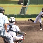 準決勝　先発として力投したＨＩＯＫＡパワーズの中垣選手＝日岡山公園野球場