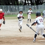 １回戦　播磨少年クラブ－二見フレンズジュニア　送球がそれる間にホームインする二見フレンズの選手＝浜の宮公園グラウンド