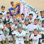 ３年ぶりの優勝を決め、喜ぶウッディボーイズイーストの選手ら＝いずれも今田グラウンド
