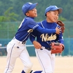 好守が連続し、喜び合う西紀少年野球団の選手