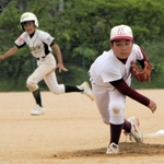 決勝で力投する味間少年野球団の投手＝いずれも今田グラウンド
