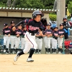 準決勝で一塁へ全力疾走する青垣レンジャーズの選手