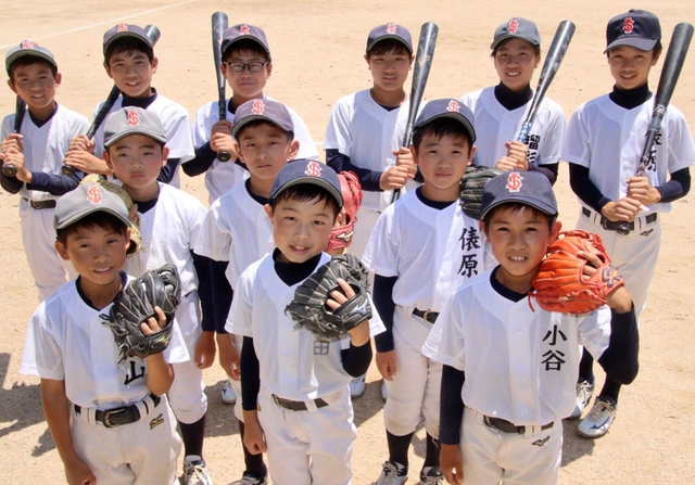 神明あかふじ米第３４回兵庫県ジュニア軟式野球選手権大会に出場する稲美エンジェルスのメンバー＝稲美町中一色、大沢池スポーツ公園グラウンド