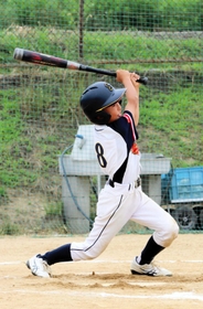 ２回裏、逆転打を放つ志筑少年野球団の佐奈喜理人選手