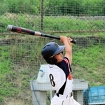 ２回裏、逆転打を放つ志筑少年野球団の佐奈喜理人選手