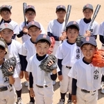 神明あかふじ米第３４回兵庫県ジュニア軟式野球選手権大会に出場する稲美エンジェルスのメンバー＝稲美町中一色、大沢池スポーツ公園グラウンド