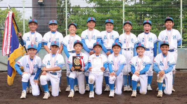 勝で優勝を決めた成徳イーグルスの選手たち＝いずれも西宮市甲子園浜２、甲子園浜野球場