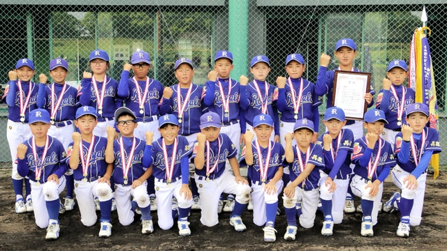 ２度目の頂点に立った浜手ロイヤルズの選手たち＝いずれも日岡山公園野球場
