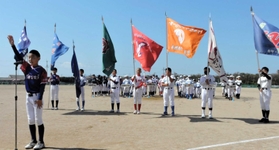 宣誓する城西野球スポーツ少年団の梶陸斗主将（左端）＝赤穂市御崎