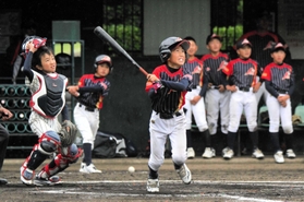 稲美エンジェルスー明石ボーイズＪｒ　連打で逆転に成功した明石ボーイズＪｒ打線＝いずれも日岡山公園野球場