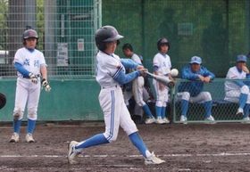 全力でバットを振る成徳イーグルスの道下藍琉選手