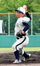 決勝で熱のこもった投球を見せる金少クラブの藤大陽主将